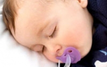Núm vú giả có thể khiến trẻ bị lệch khớp cắn