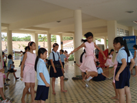 hoc-sinh-vui-choi